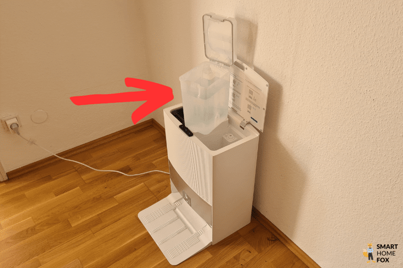 Der Frischwassertank der Basisstation des Dreame L20 Ultra ist zu sehen.